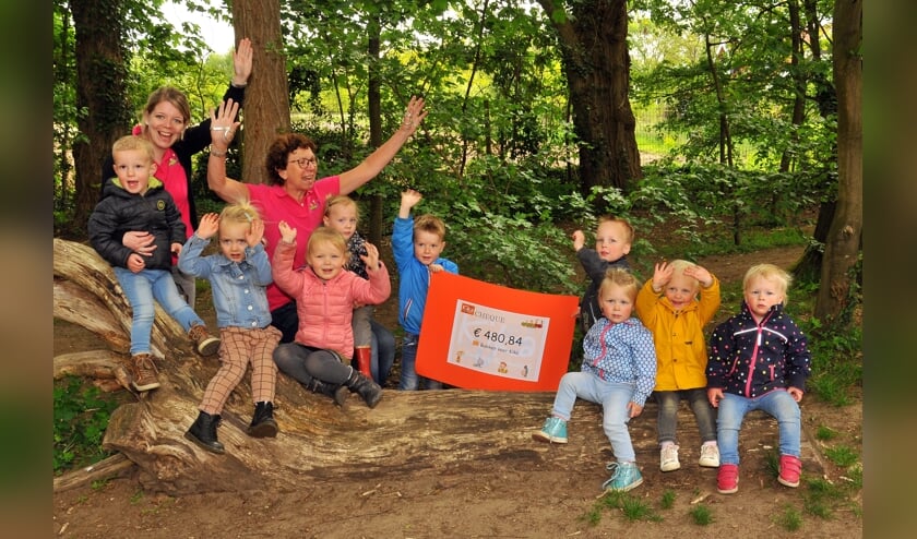 De kinderen en hun leiding zijn erg trots op het eindresultaat van bakactie voor Kika. Foto:PR