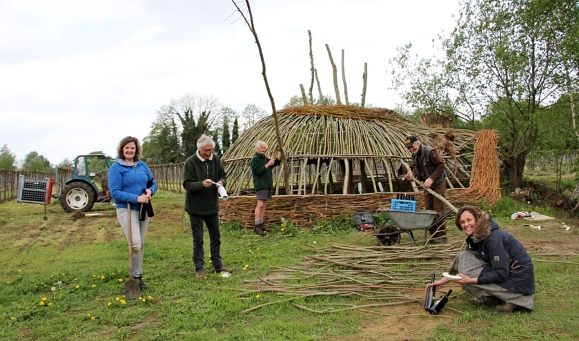 Landartcollectief van Wijngoed Kranenburg (v.l.n.r.): Esther Dondergoor, Hans Scholte van 't Hoff, Henk Takken, Hemmy Weekhout en Annelies Heimensen. Foto: Liesbeth Spaansen