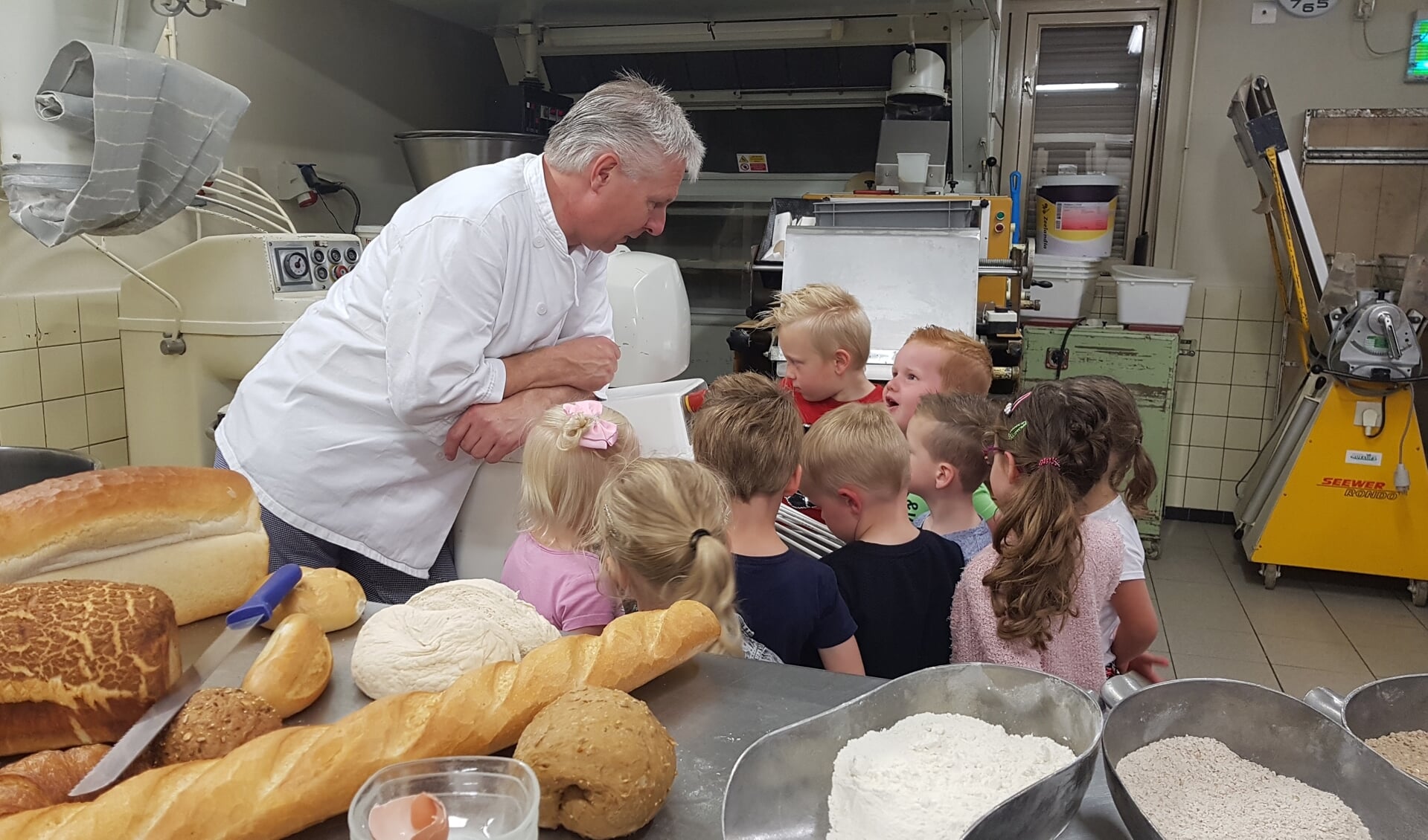 Bakker Ton leert de kleuters van de Bernardusschool alles over brood bakken. Foto: Miranda Straatman