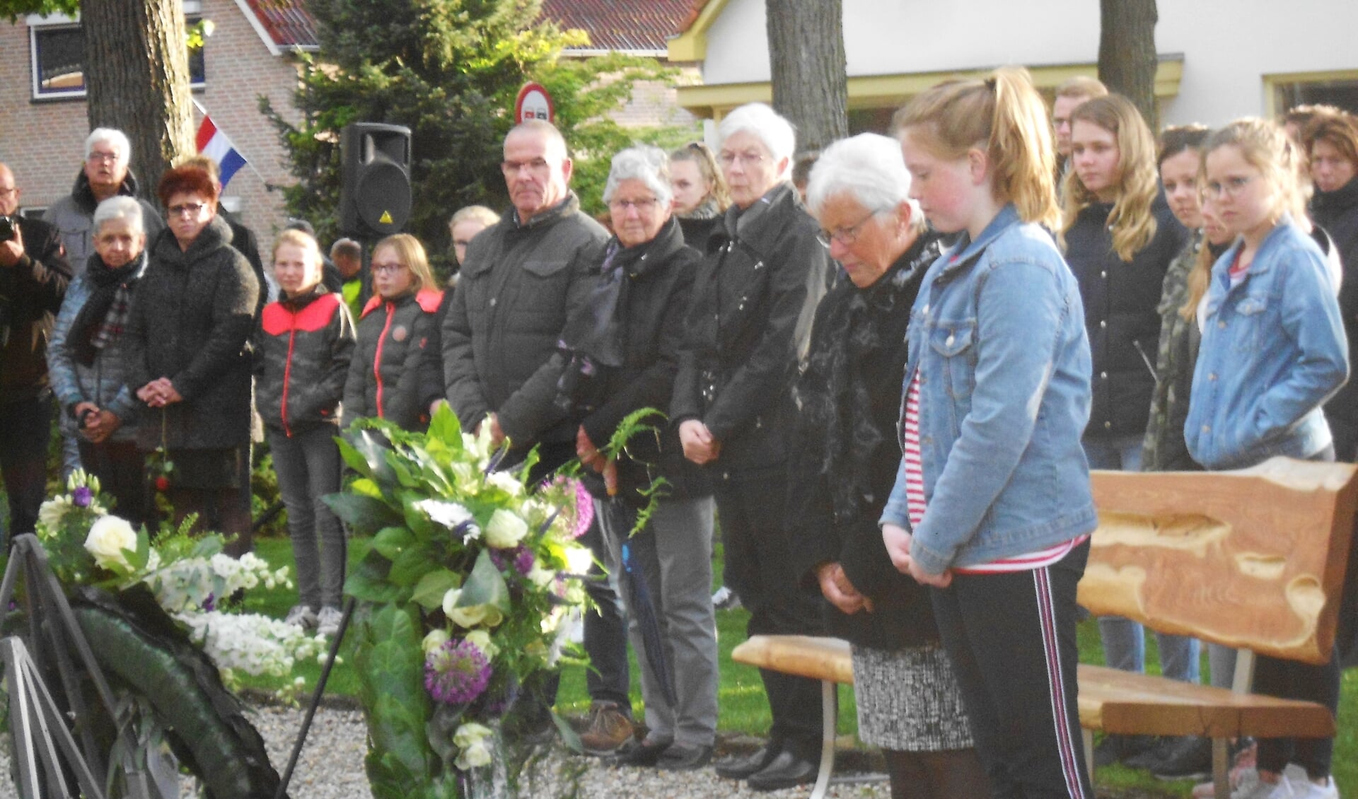 Ruim honderdtachtig belangstellenden hadden zich zaterdagavond bij het oorlogsmonument bij de Barchkerk verzameld voor de jaarlijkse herdenking. Foto: PR