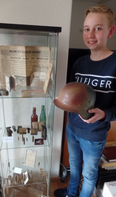 Inmiddels weten velen uit Tom's directe omgeving dat hij een verwoede verzamelaar van oorlogsspullen is en wordt hem uit onverwachte hoek soms van alles aangereikt. Foto: Jan Hendriksen.