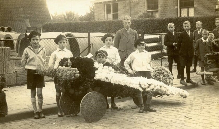 Een foto uit 1933 met daarop het wagentje van de gebroeders Breukers. Foto: Archief Vereniging Oudheidkunde Lichtenvoorde