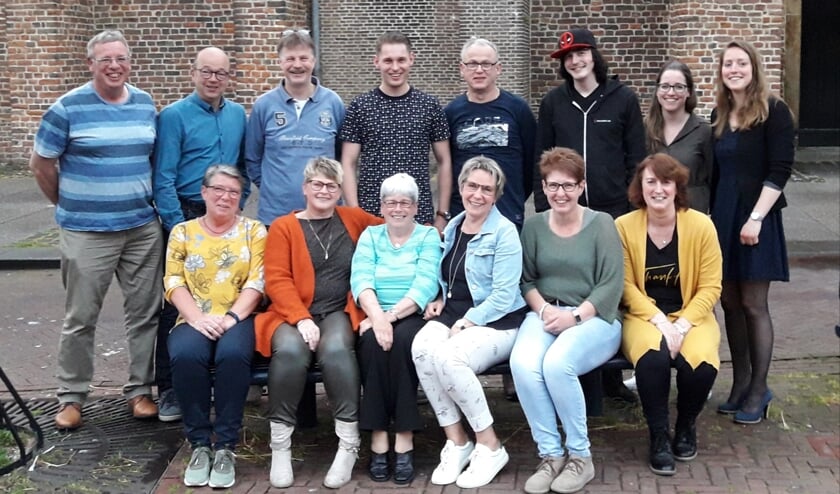 De zes moeders (voorste rij) geflankeerd door een aantal 'vaders' en kinderen. Foto: PR.