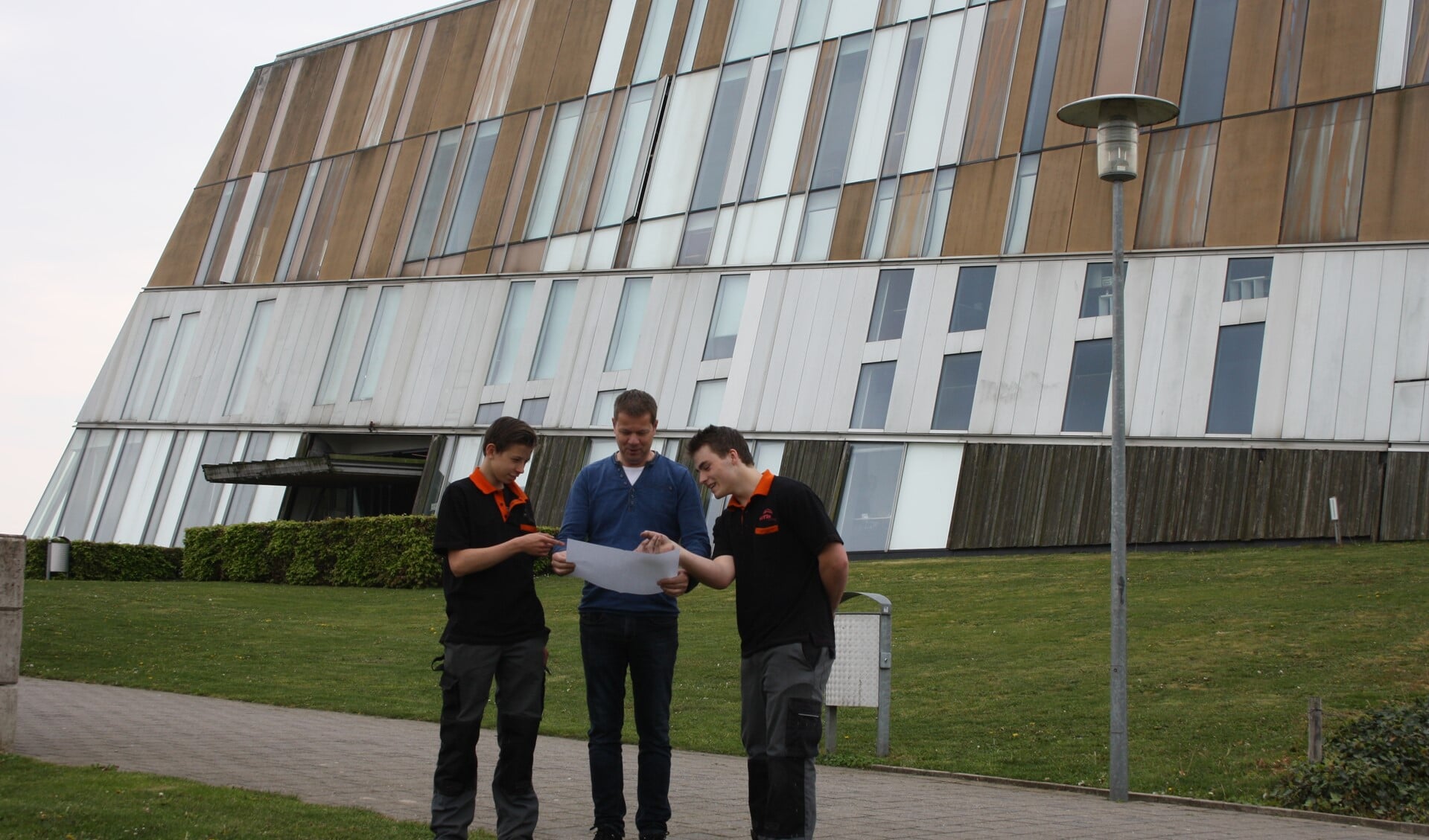 Sam Hiddinga, docent Tonny te Winkel en Kai Scheffel (vlnr) voor het Metzo College. Foto: PR