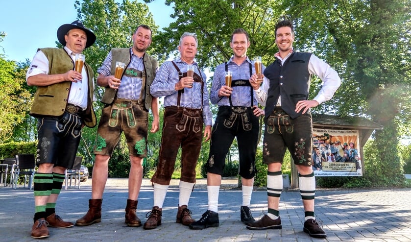 Evenard Lieverdink, Remon te Brake, Henk te Brake, Stefan Geurtsen en Pim Michels vormen de organisatie van het Weissenbrink Wein und Bierfest. Foto: Luuk Stam
