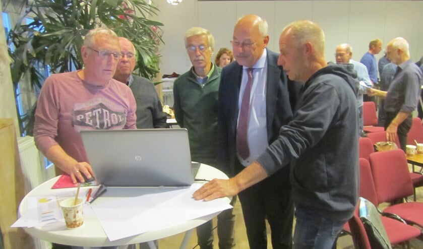 Ook wethouder Martin Veldhuizen discussieerde mee. Foto: Bernhard Harfsterkamp