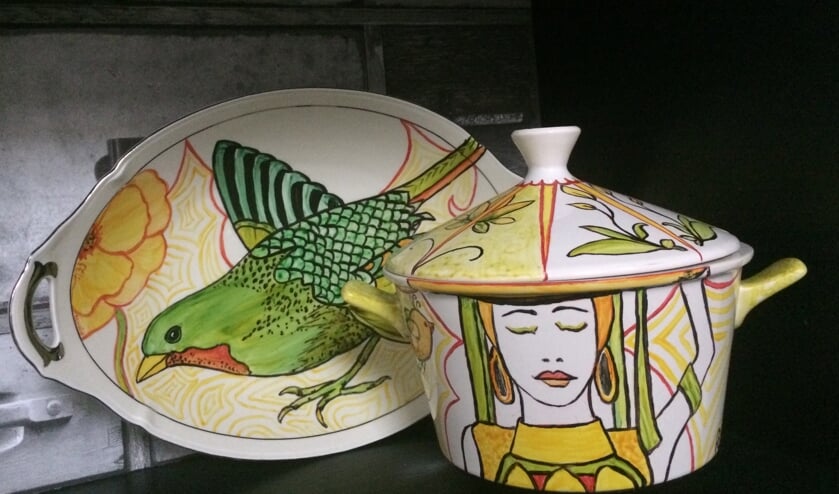 Door Annie Elissen beschilderd porselein in Art Deco stijl. Foto: Annie Elissen