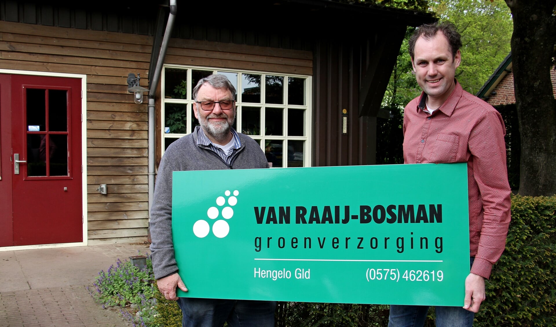 Jan Bosman (l.) en Maarten van Raaij bij het kantoor van Van Raaij-Bosman groenverzorging. Foto: Liesbeth Spaansen
