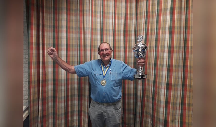 Wim Bennink met de beker. Foto: PR