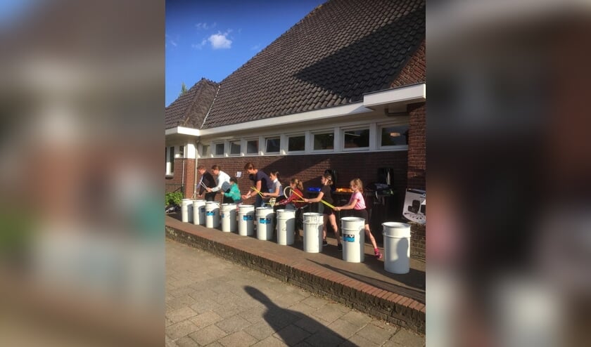 Lekker losgaan op witte emmers. Foto: St. Caecilia