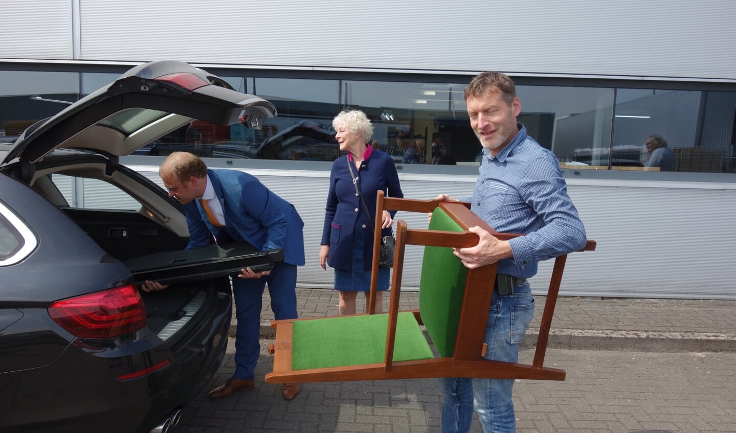 De stoel werd in de auto geladen. Foto: Clemens Bielen