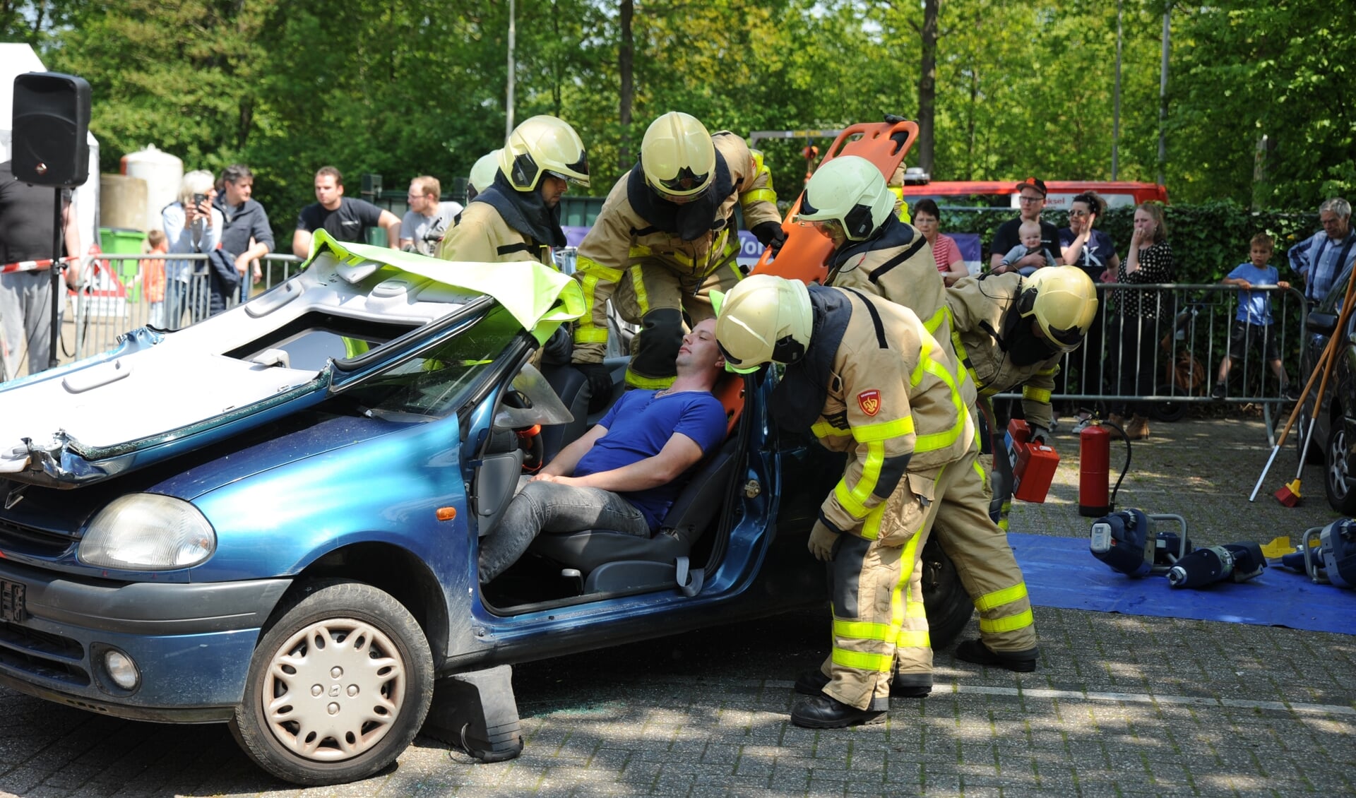Vakkundig lieten de brandweermannen zien hoe een gewonde automobilist uit zijn auto werd bevrijd. Foto: Achterhoekfoto.nl/Paul Harmelink. 