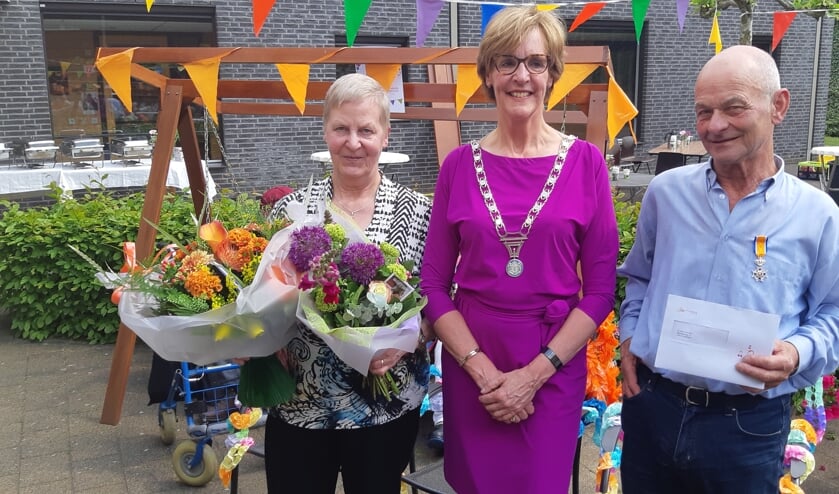 Rechts op de foto Fons Reinders, in het midden burgemeester Annette Bronsvoort en links echtgenote Gemma van Fons Reinders. Foto: Ferry Broshuis