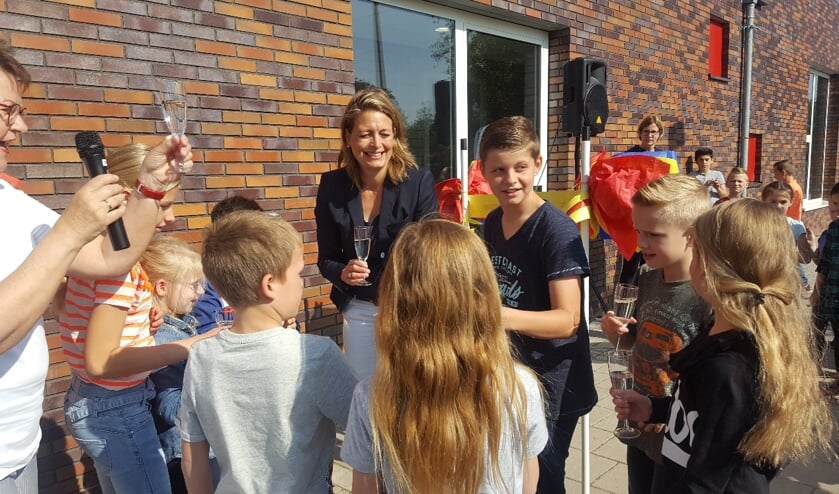 Ilse Saris opent het watertappunt bij de Vliertuin. Foto: Monique van den Berg