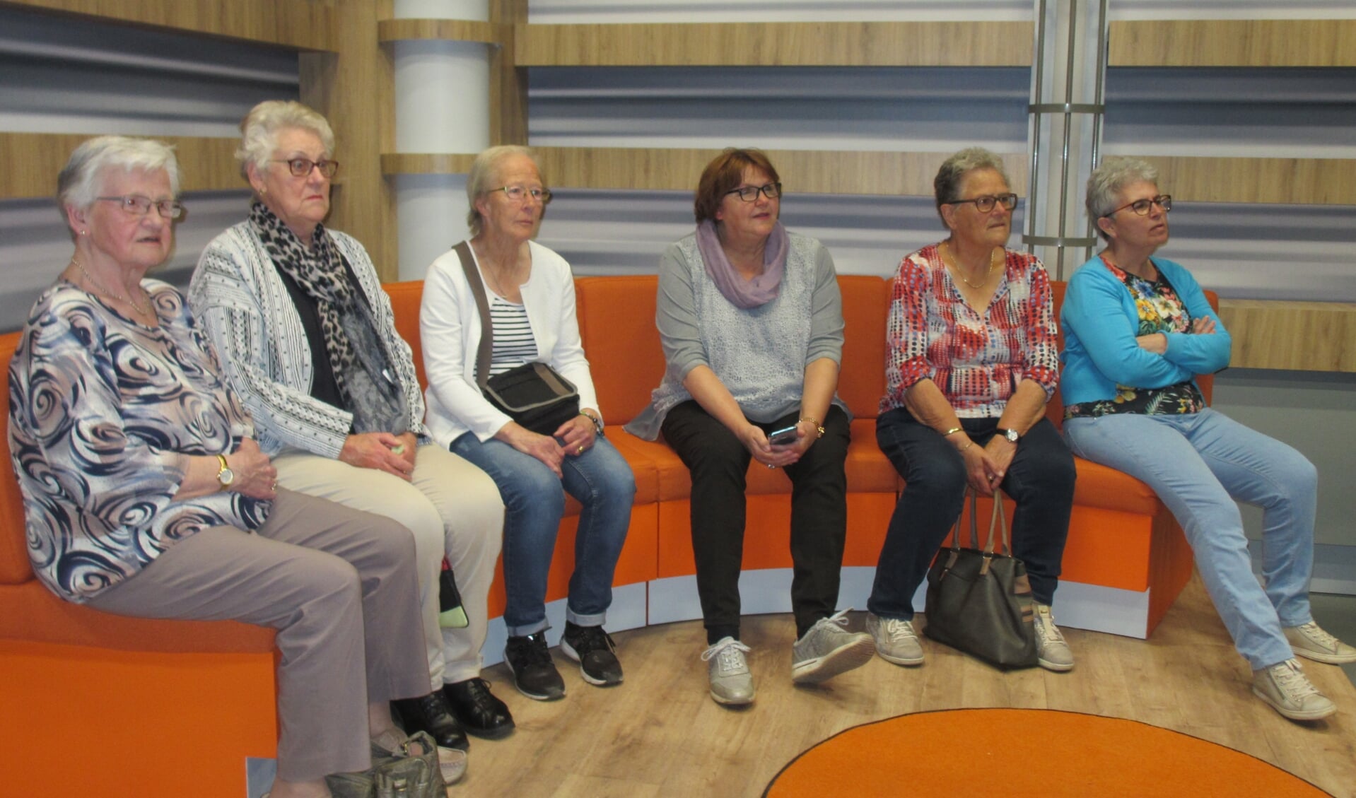 Gasten namen al plaats op de oranje bank in het nieuwe decor van De Week van Gelderland. Foto: PR