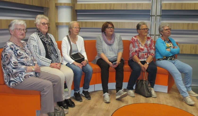 Gasten namen al plaats op de oranje bank in het nieuwe decor van De Week van Gelderland. Foto: PR