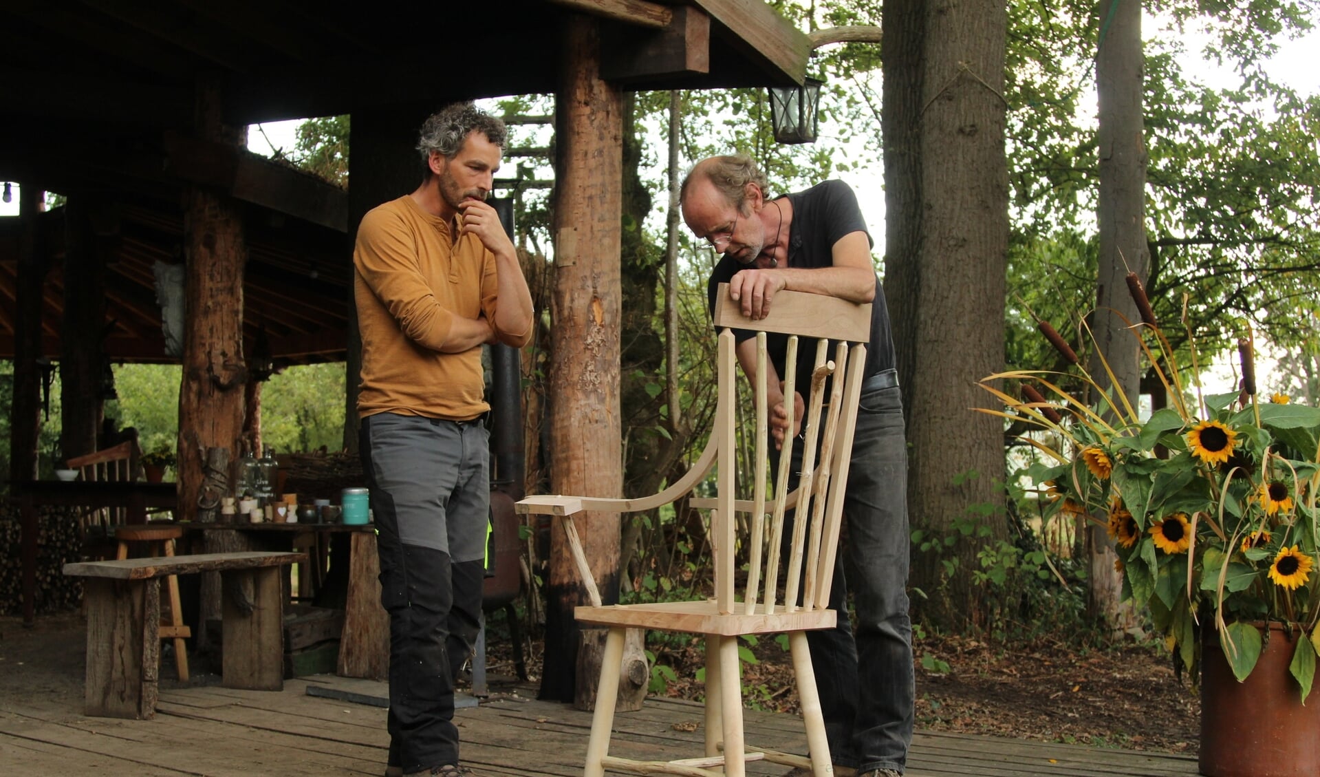 Daan de Leeuw (rechts) bespreekt met een cursist een stoel gemaakt van vers hout. Foto: PR