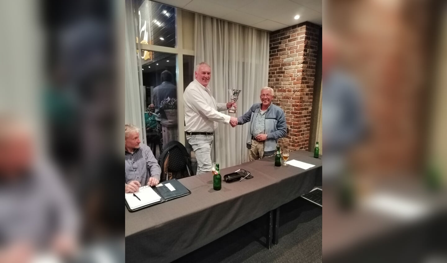 Clubkampioen Geert Koster wordt gefeliciteerd door voorzitter Gert-Jan van Vliet. Foto: Peter Rijntjes