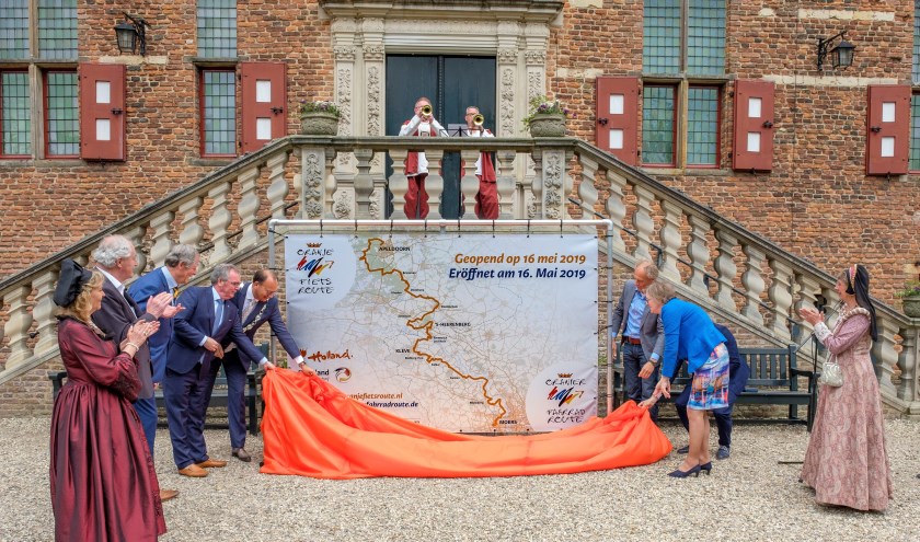 Onthulling van een bord met daarop de nieuwe Oranjefietsroute voor het bordes van kasteel Huis Bergh. Foto: PR