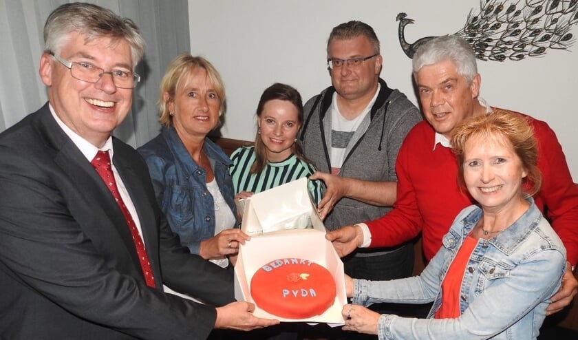 V.l.n.r.: Albèr Giezen (PvdA) Elly Makkinga, Jolanda Scholten, Robert Jan Hulsscher, René Slingerland en Jacqueline Wunderink (bestuur Stichting Doorkomst Roparun Zutphen). Foto: PR