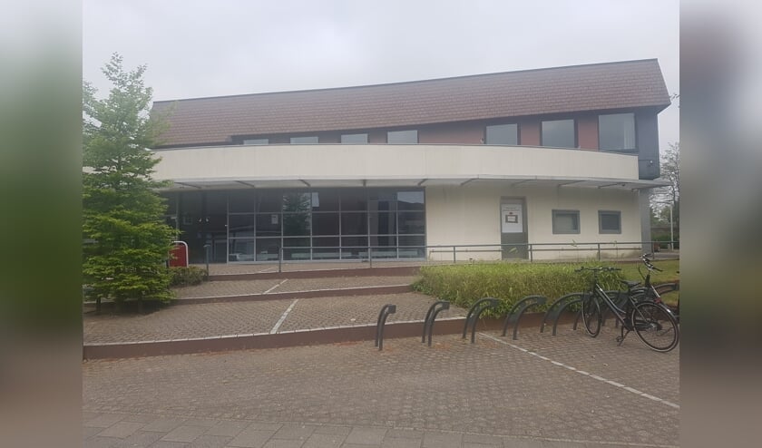 Het Rabobankgebouw moet wijken voor (tijdelijke) parkeerplaatsen.