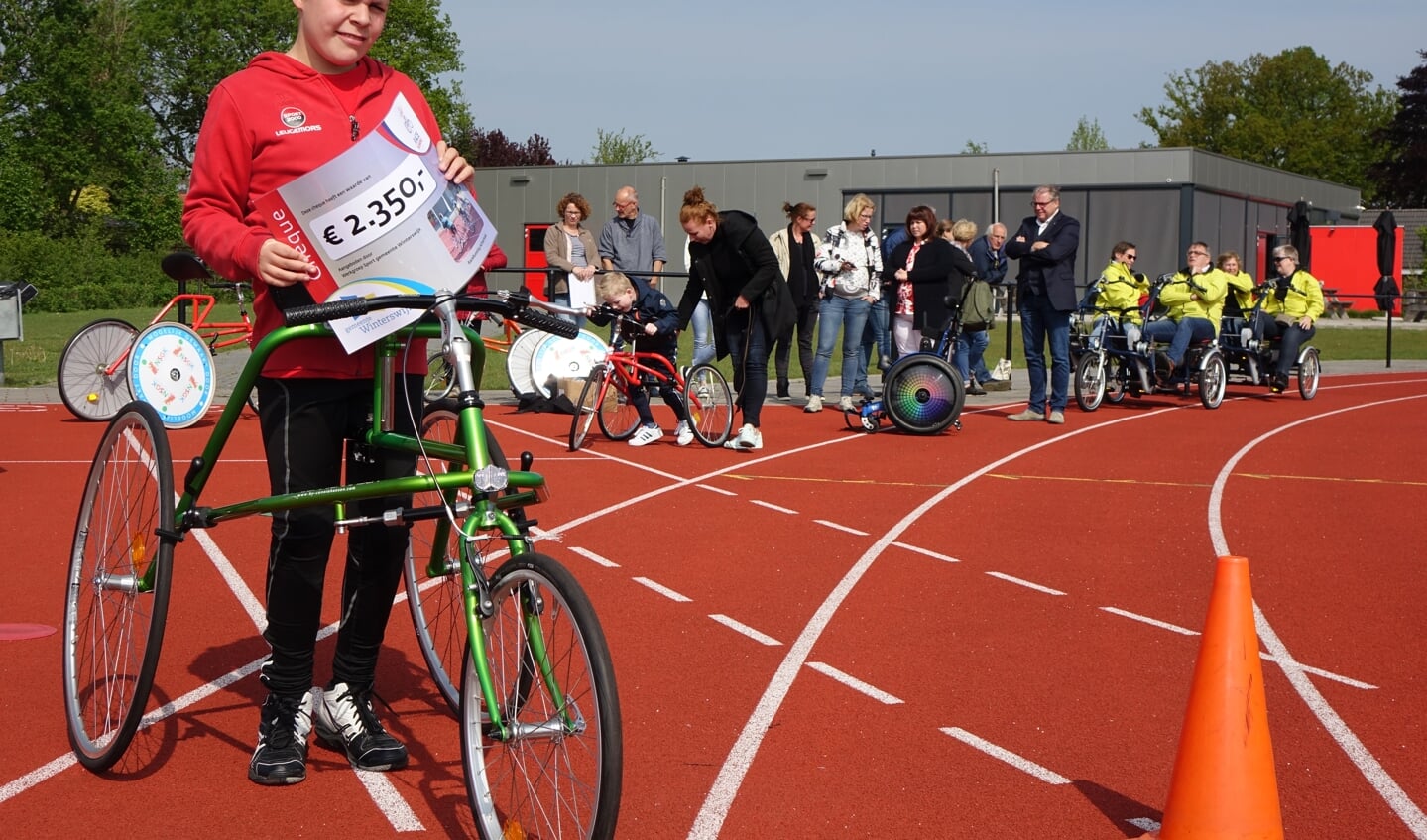 Tosten met de cheque voor Racerunners. Foto: Sis Huiskamp