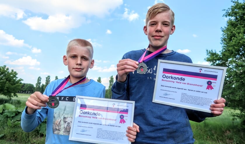 Julian (links) en zijn oudere broer Daniek van Lee ruimen geregeld zwerfafval op en kregen daarvoor een jeugdlintje. Foto: Luuk Stam