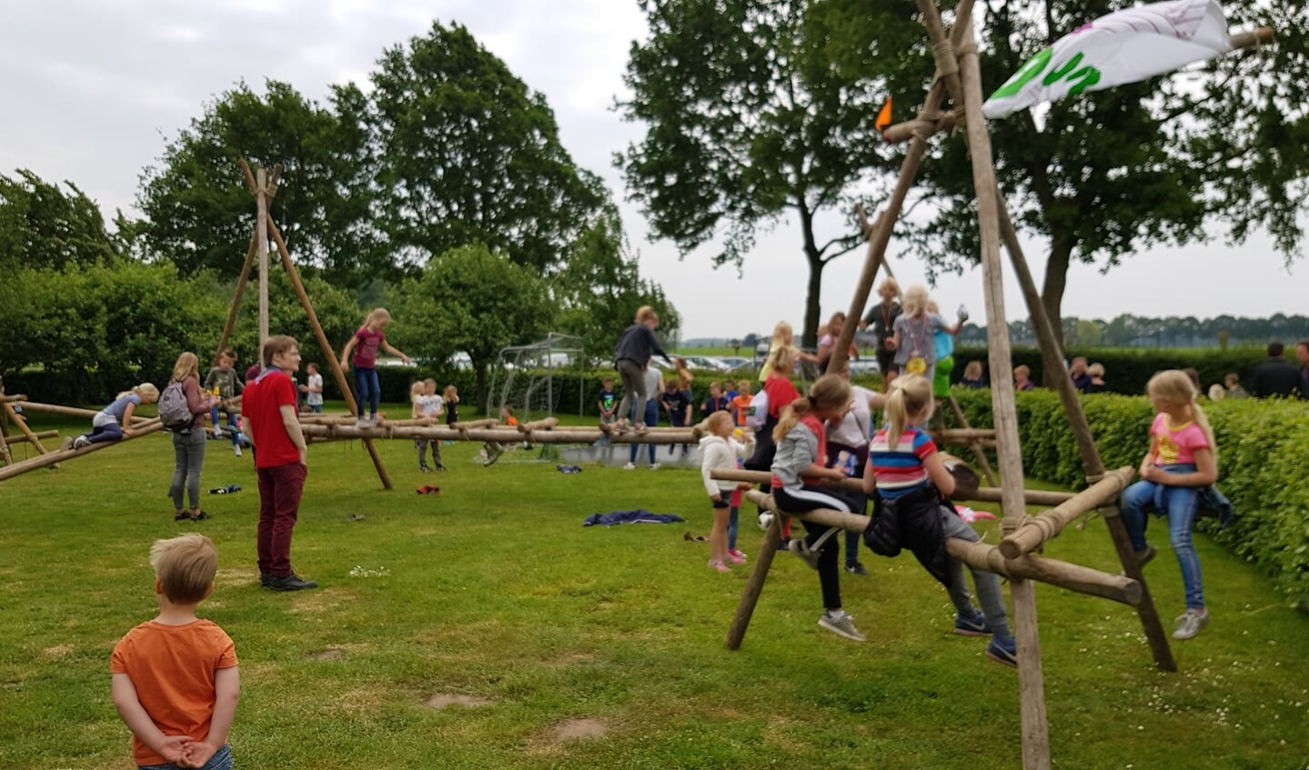 Nog voldoende energie om te spelen op de bouwwerken van de Scouting, Wakka Toldijk. Foto: Alice Rouwhorst