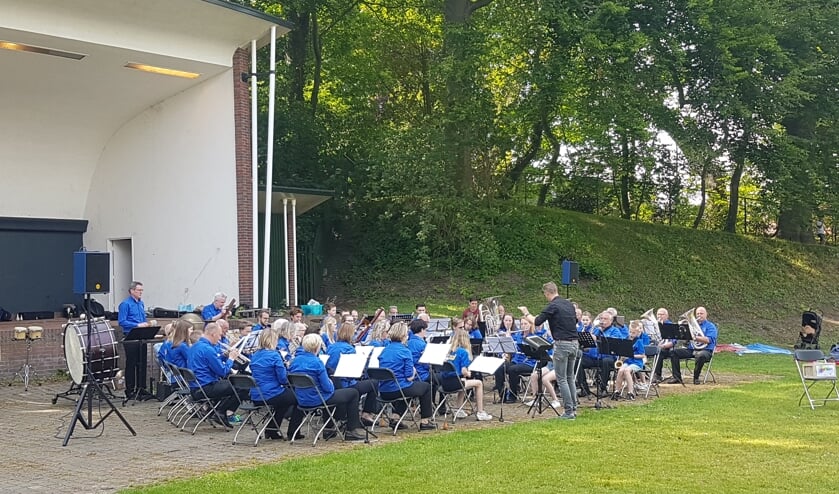 Het Vestingstadorkest en de Muziekfabriek sloten gezamenlijk af. Foto: Mark Ebbers
