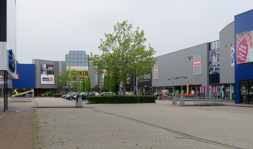 De meubelboulevard gaat als proef een jaar lang iedere zondag open. Foto: Bert Vinkenborg