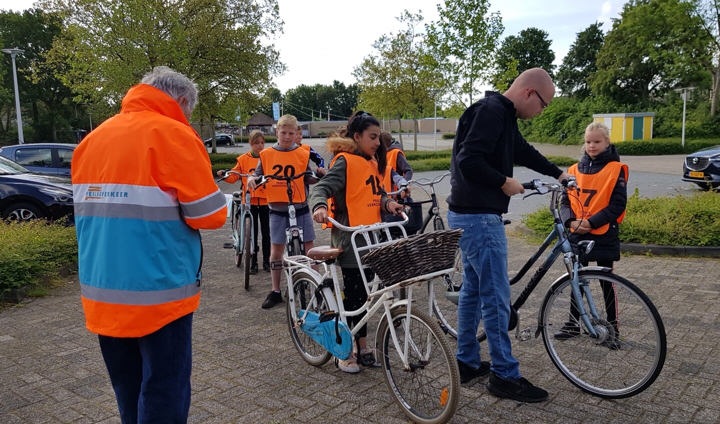 Vóór vertrek worden de fietsen gekeurd op deugdelijkheid. Foto: Alice Rouwhorst