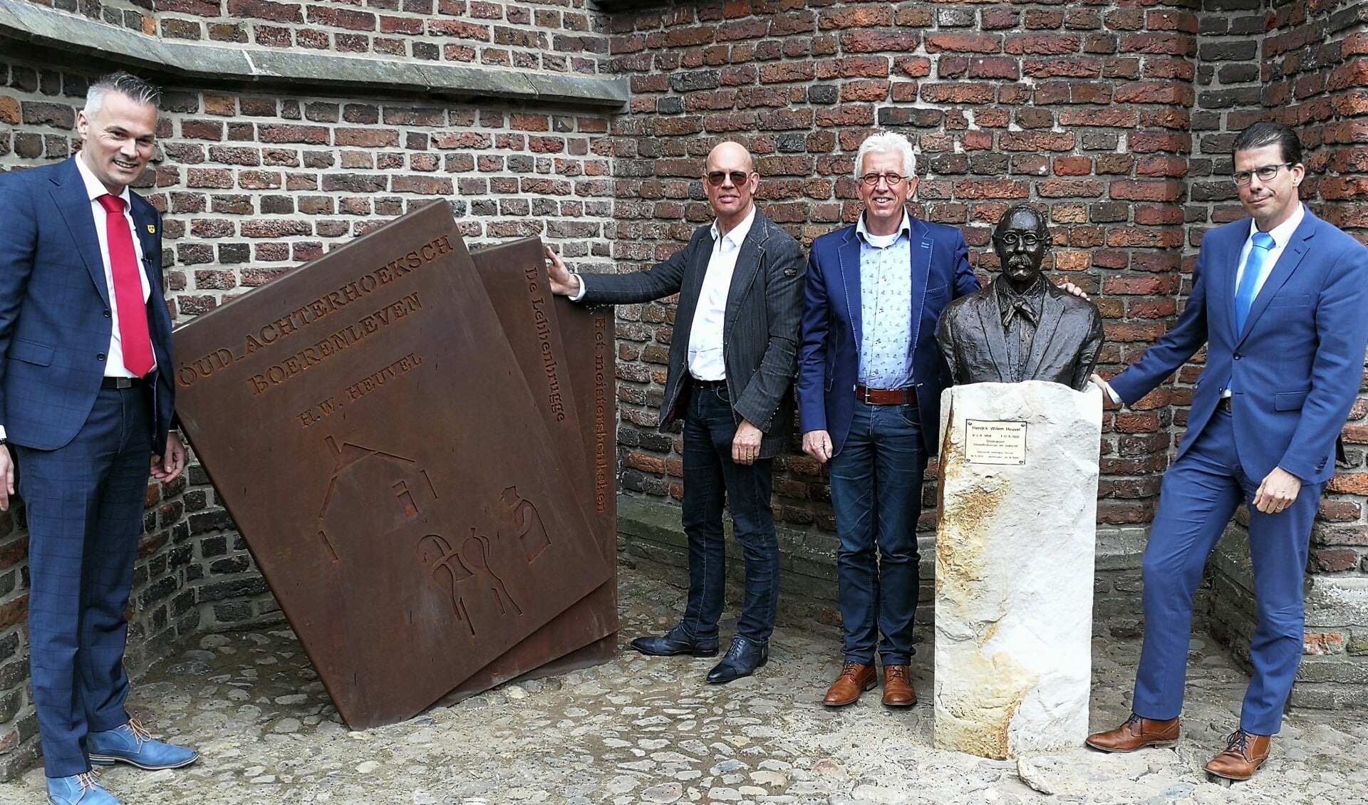 De Meesterwerken en hun scheppers Anton ter Braak (midden links) en Jan te Kulve, geflankeerd door Burgemeester van Oostrum (r) en Peter Nieuwenhuis. Foto: Rob Weeber