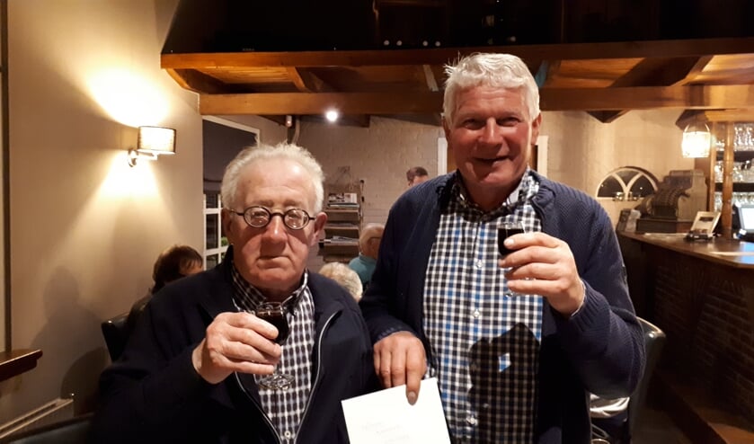 De winnaars Job Bennink (links) en Harrie Spijkers nemen er een op. Foto: Roy Wensink