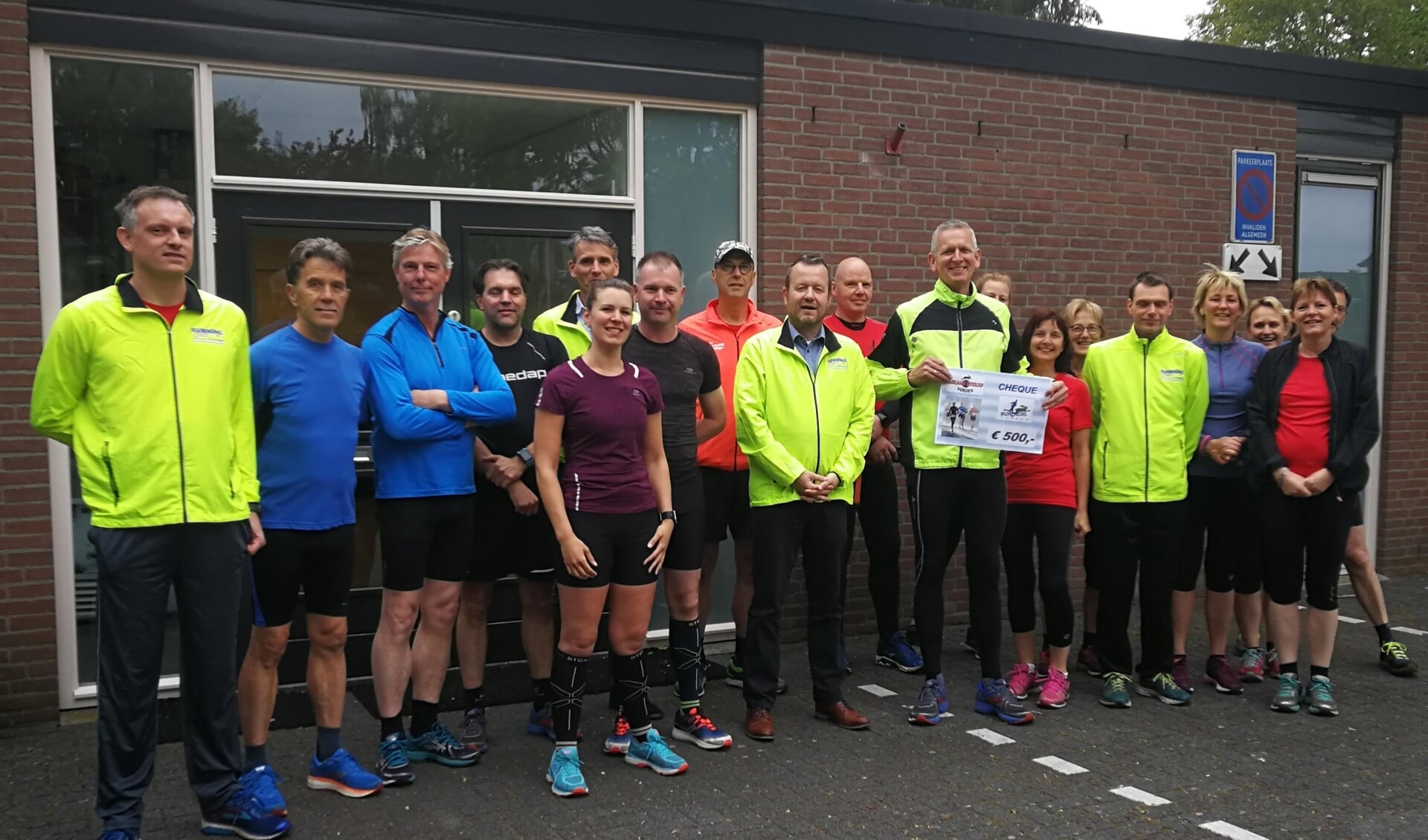 Cheque voor Runners Vorden. Jan Nijhuis met cheque, links daarnaast Wilbert Menkveld van de stichting Oudejaars Crossloop Vorden Foto: PR
