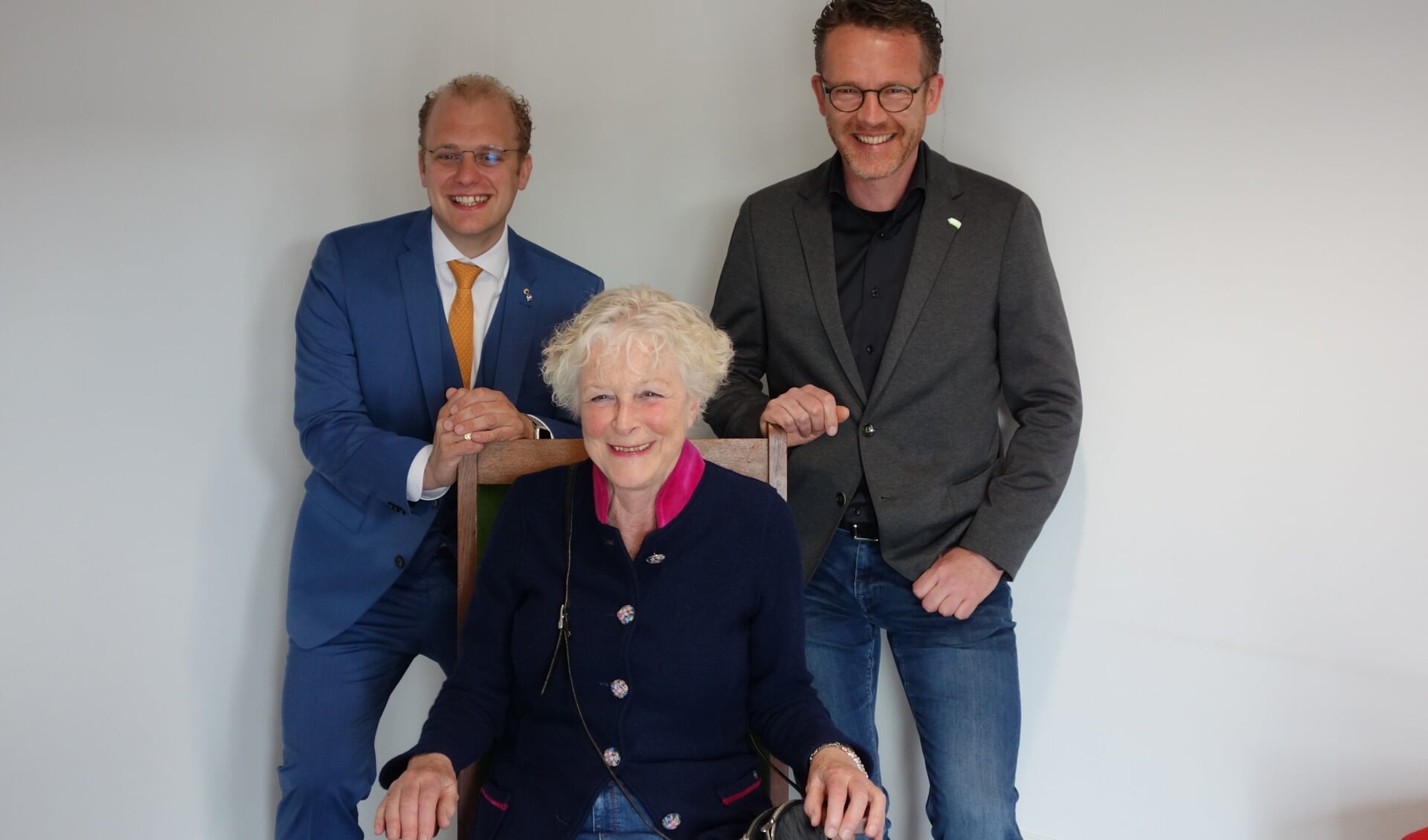 Joris Bengevoord,  oud-burgemeester Christine Stigter in de stoel en Jurgen van Ast. Foto: Clemens Bielen