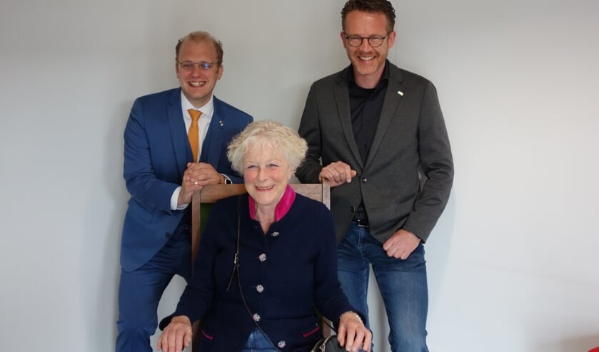Joris Bengevoord, oud-burgemeester Christine Stigter in de stoel en Jurgen van Ast. Foto: Clemens Bielen