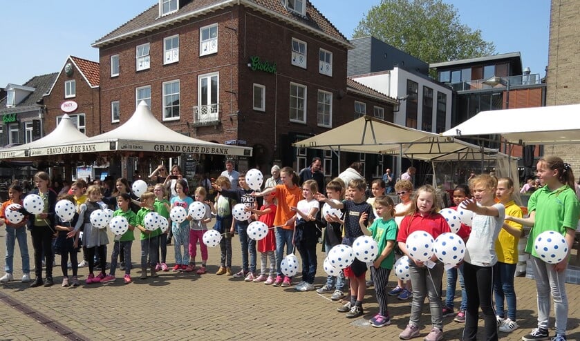 De jonge zangers verrasten de bezoekers van de binnenstad op het Simonsplein. Foto: Josée Gruwel