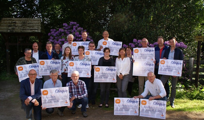 De vertegenwoordigers van de tien best scorende clubs in 2018 met hun cheques. Foto: PR