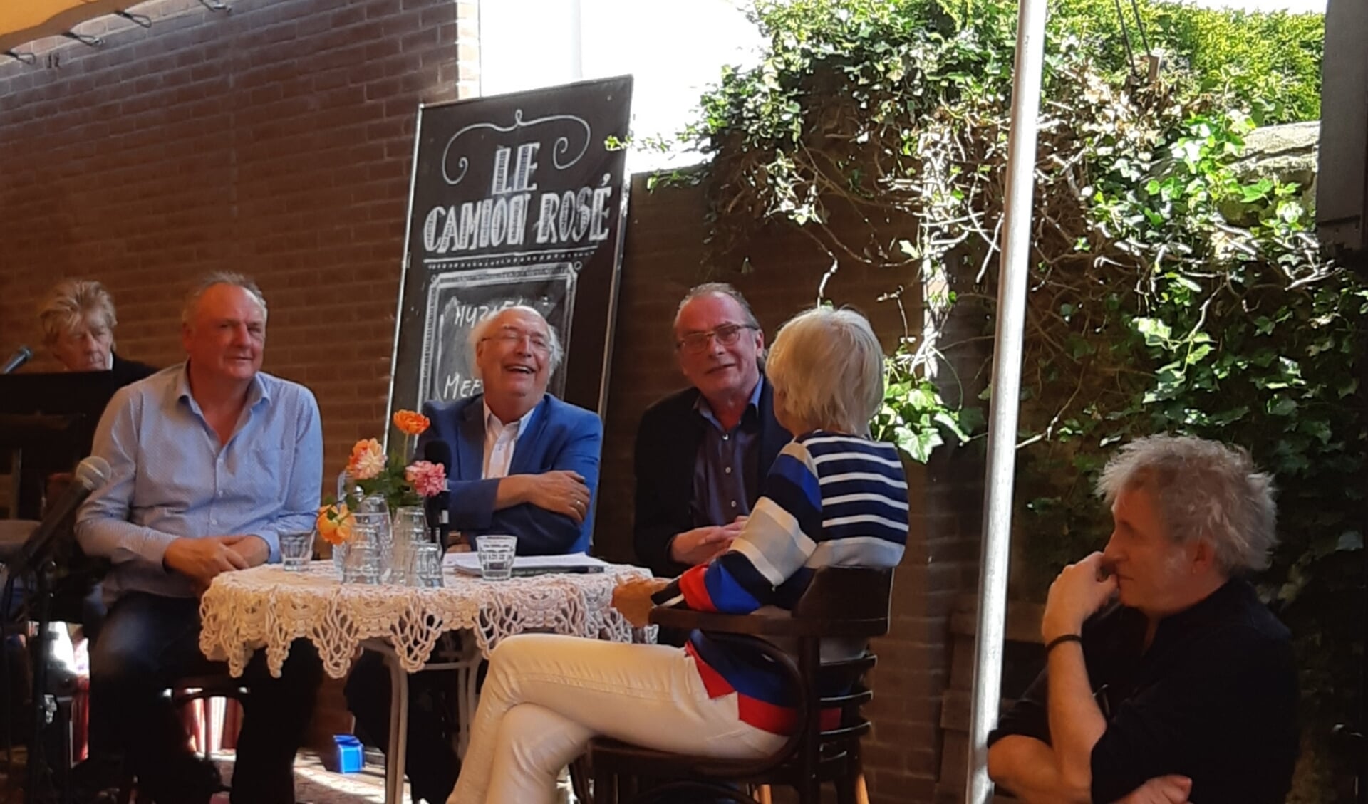 Willy Hermans, Ad van Liempt, Erik Hagelstein, Heleen Stevenson en auteur Henny Haggeman (v.l.n.r.) bij de boekpresentatie. Foto: PR