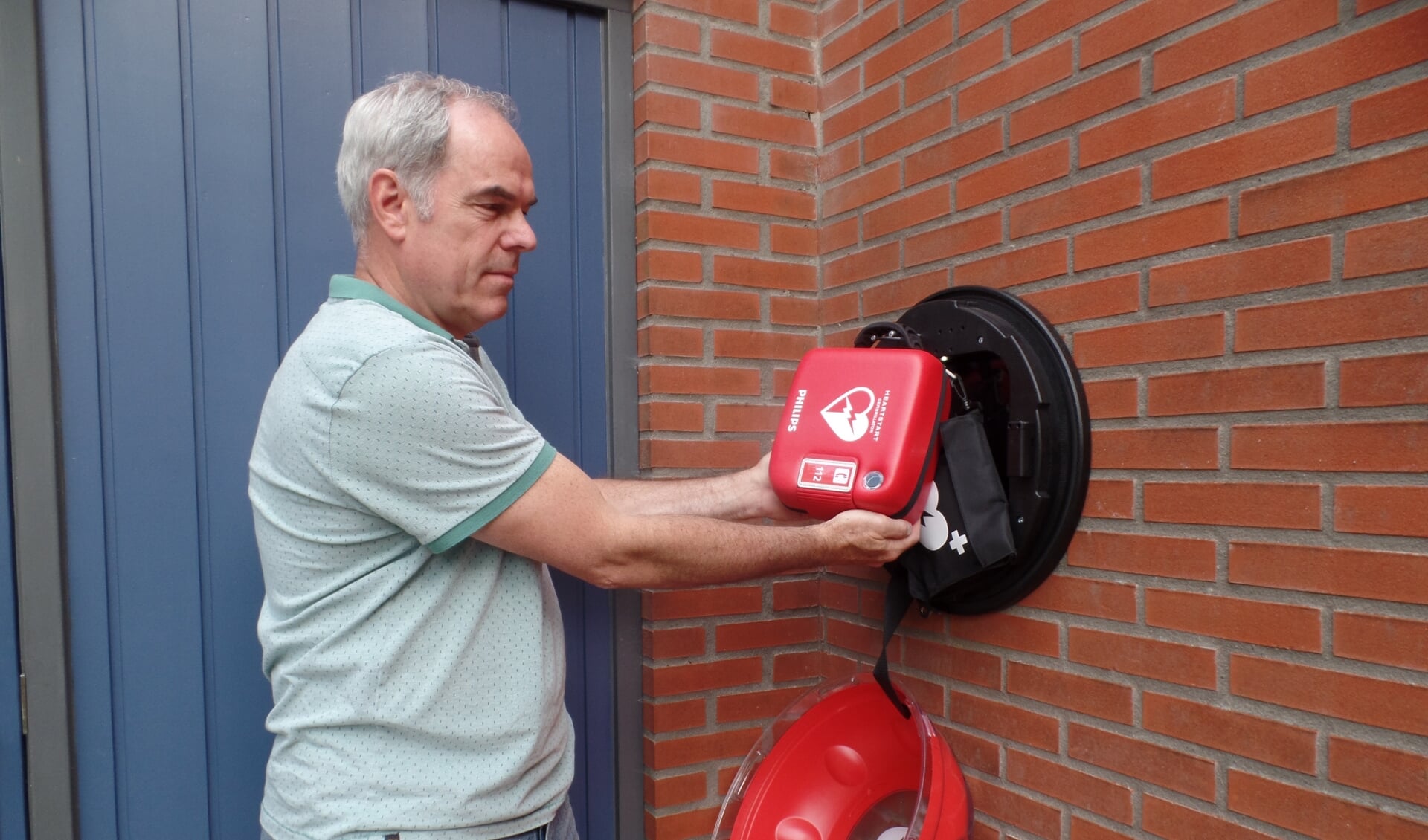 Coen Nieuwenhuis nam het initiatief om in zijn woonwijk een AED te realiseren. Foto: Jan Hendriksen, 