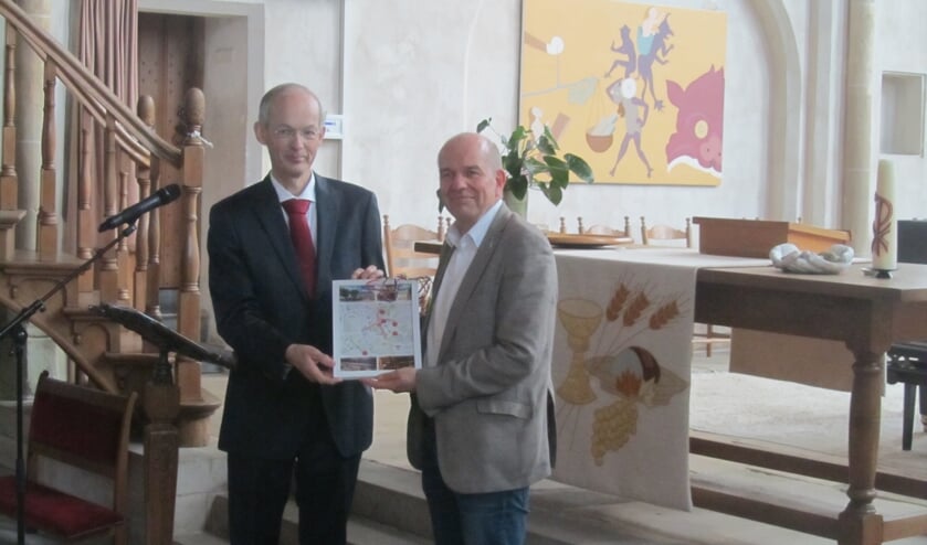 Willem van den Berg, voorzitter van de stichting Vrienden van de Jacobskerk overhandigde eerste exemplaar folder Museum kwartet aan wethouder Aalderink. Foto: Bernhard Harfsterkamp