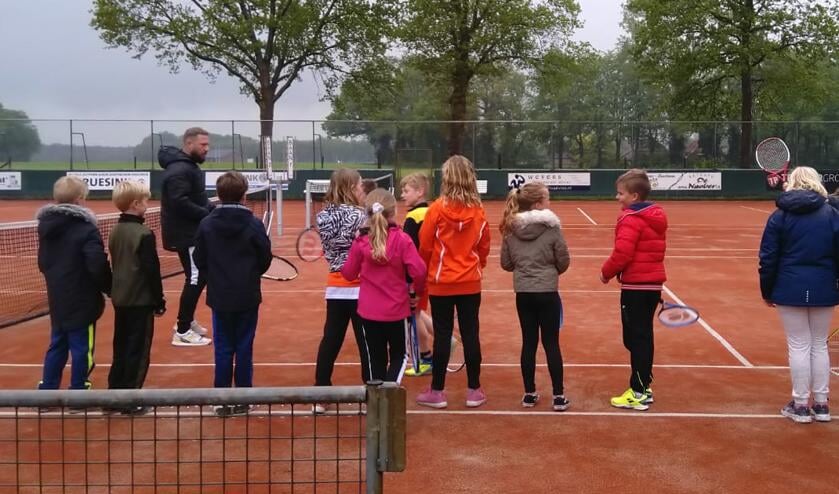 Onder leiding van de trainers Stijn Koolschijn en Marc Sprenkeler van Tennisvereniging Ruurlo hebben de kinderen mee gedaan met allerlei Tenniskids oefeningen. Foto: PR.