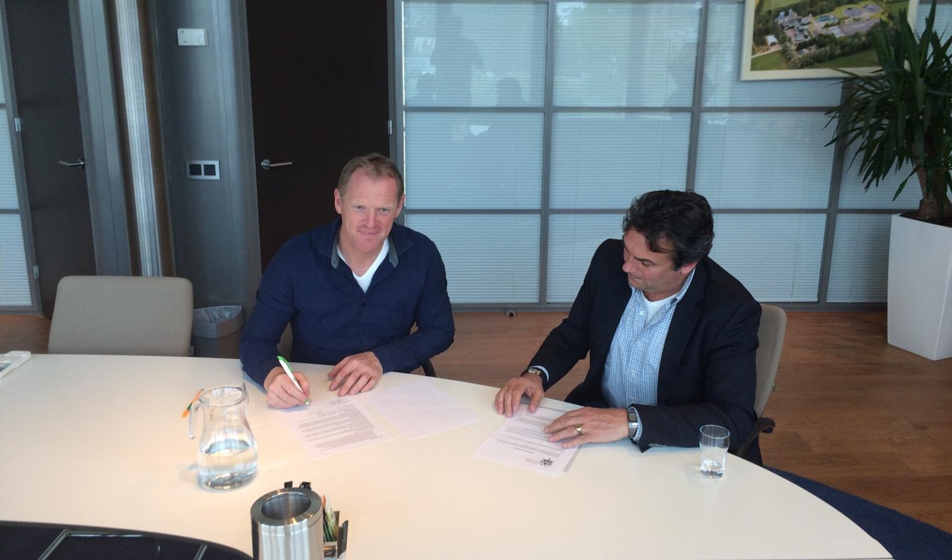 Onlangs ondertekenden directeur Gerrit Jan van de Pol en KVZ-voorzitter Henk Jan Milius het contract. Foto: PR