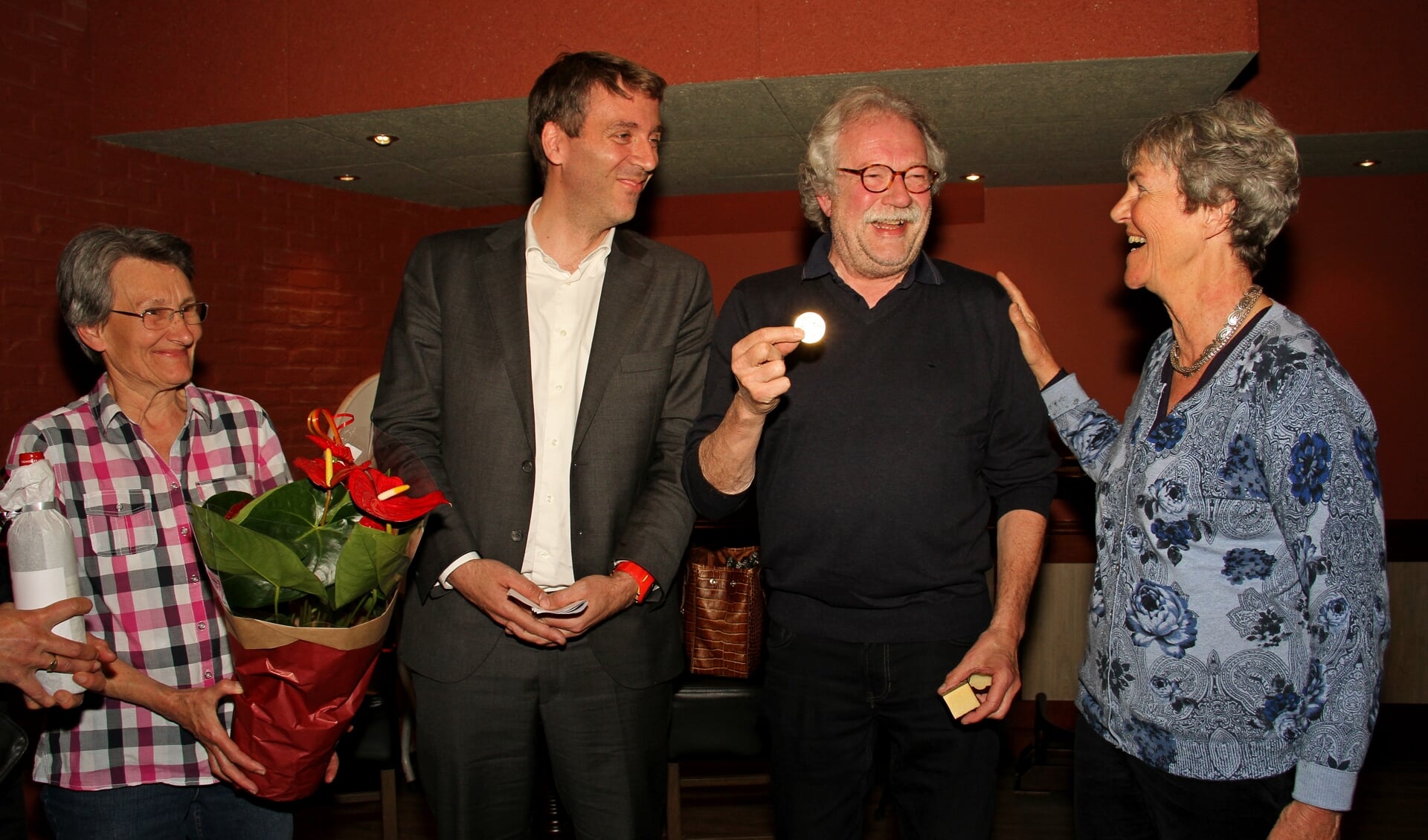 Evelyne Turk, Fabien Pois, Marcel Bugter met zijn médaille Paul Belmondo en Flory Poels. Foto: Liesbeth Spaansen