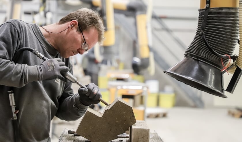 Een medewerker van Slotboom Steenhouwers aan het werk in de werkplaats. Foto: PR