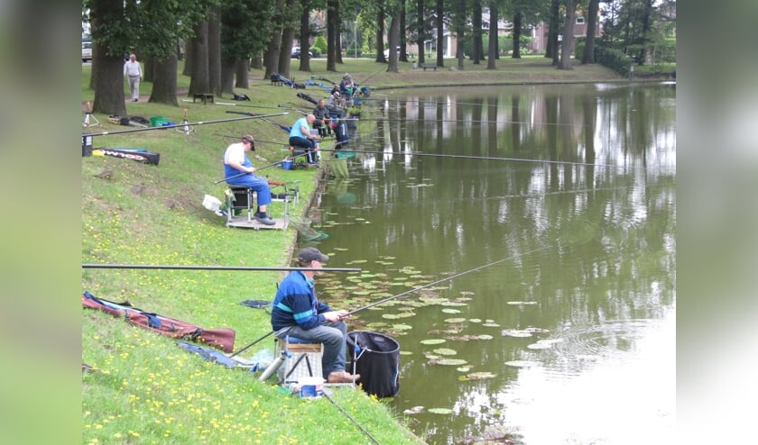 Vier zomeravonden vissen aan de gracht. Foto: GHV