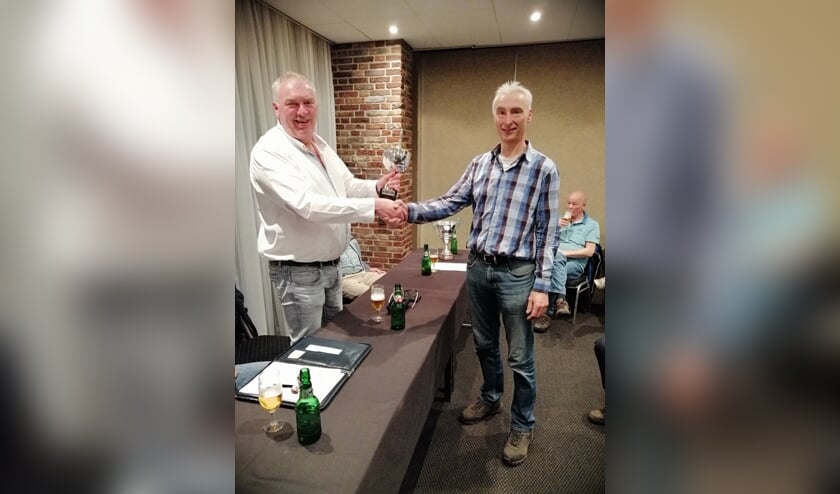 Gert-Jan van Vliet overhandigt de beker aan winnaar René Orriens. Foto: Peter Rijntjes