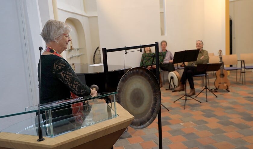 Josan Meijers opent met een slag op de gong de expositie. Foto: Henk Viscaal