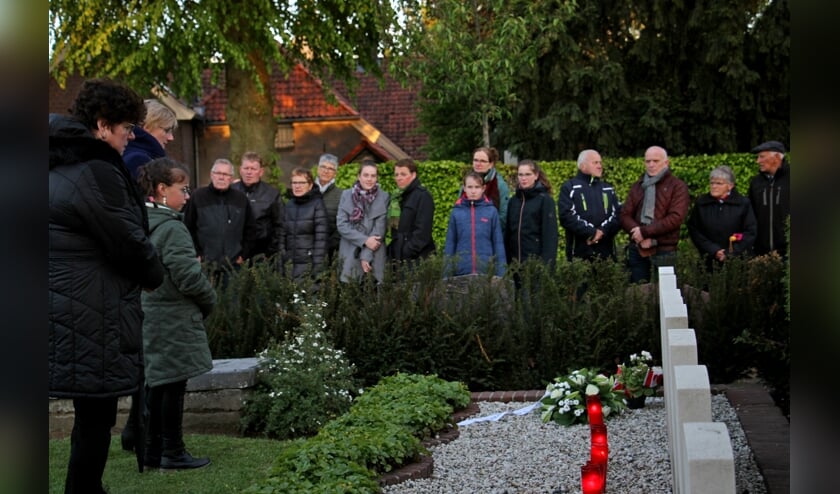 Raadslid Everdien Berendsen, burgemeester Marianne Besselink en jeugdburgemeester Evi Otten eren de omgekomen vliegeniers. Foto: Achterhoekfoto.nl/Liesbeth Spaansen