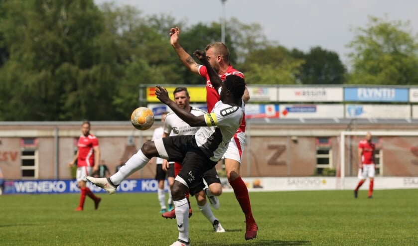Rik van der Eerden in duel met aanvoerder Gibril Sankoh van ACV. Foto: Cor Hinkamp
